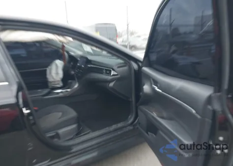 2022 Toyota Camry Le z USA, uszkodzony, nr VIN 4T1C11AK2NU628640